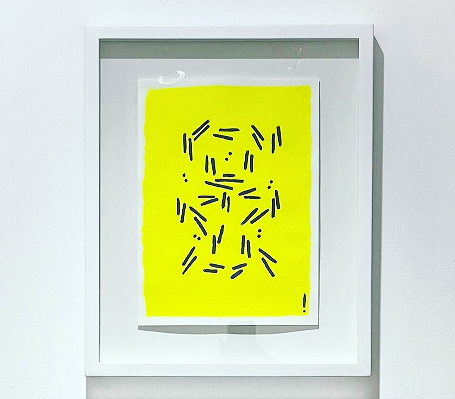 Fluorescent yellow artwork featuring black dots and lines by Pipe Yanguas, displayed in a white frame at O.S. Gallery in Guatemala City during the group exhibition “Fragments of the Mind” (2022).